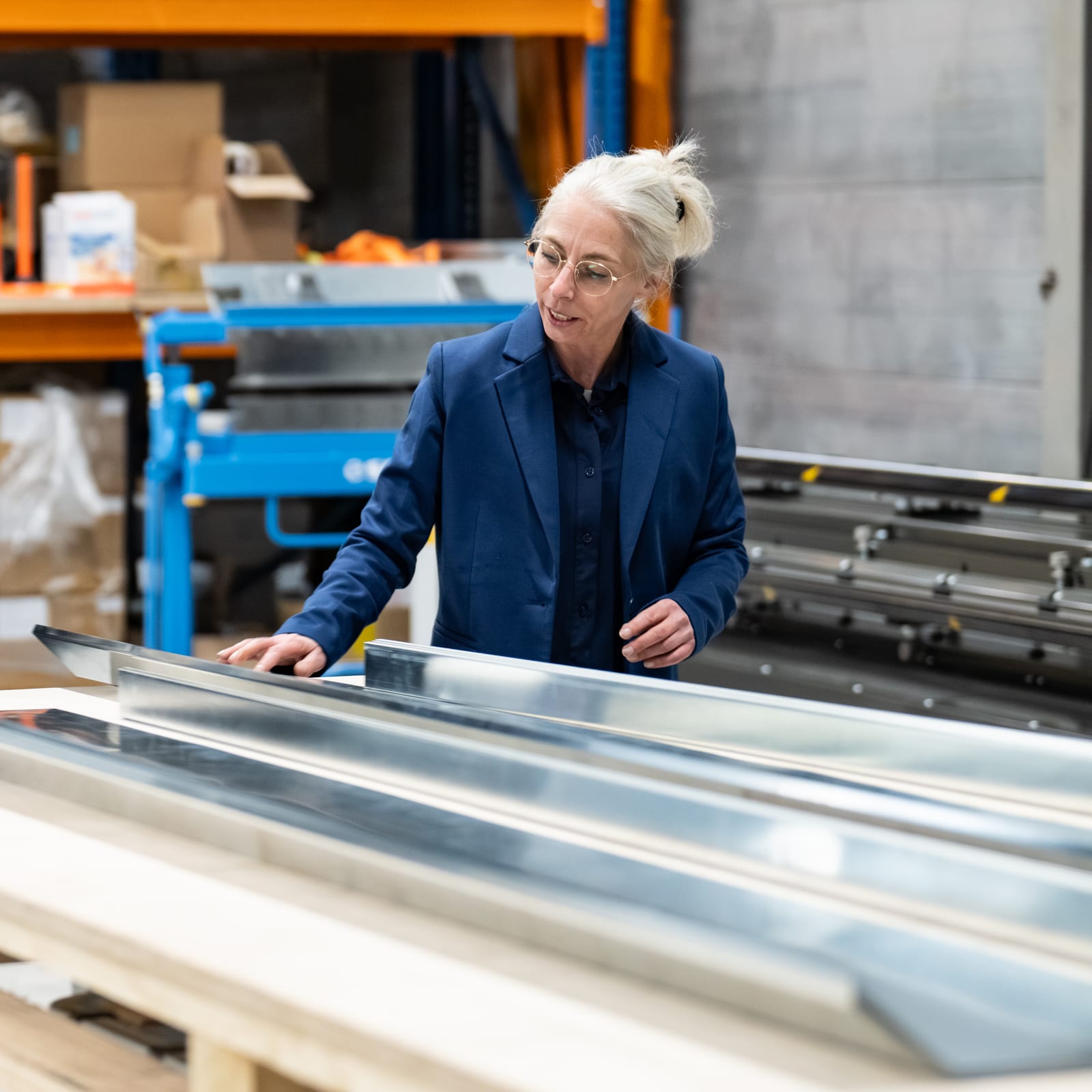 Doortje van VEDO ZINK inspecteert een zinken profiel in de eigen werkplaats in Nijmegen