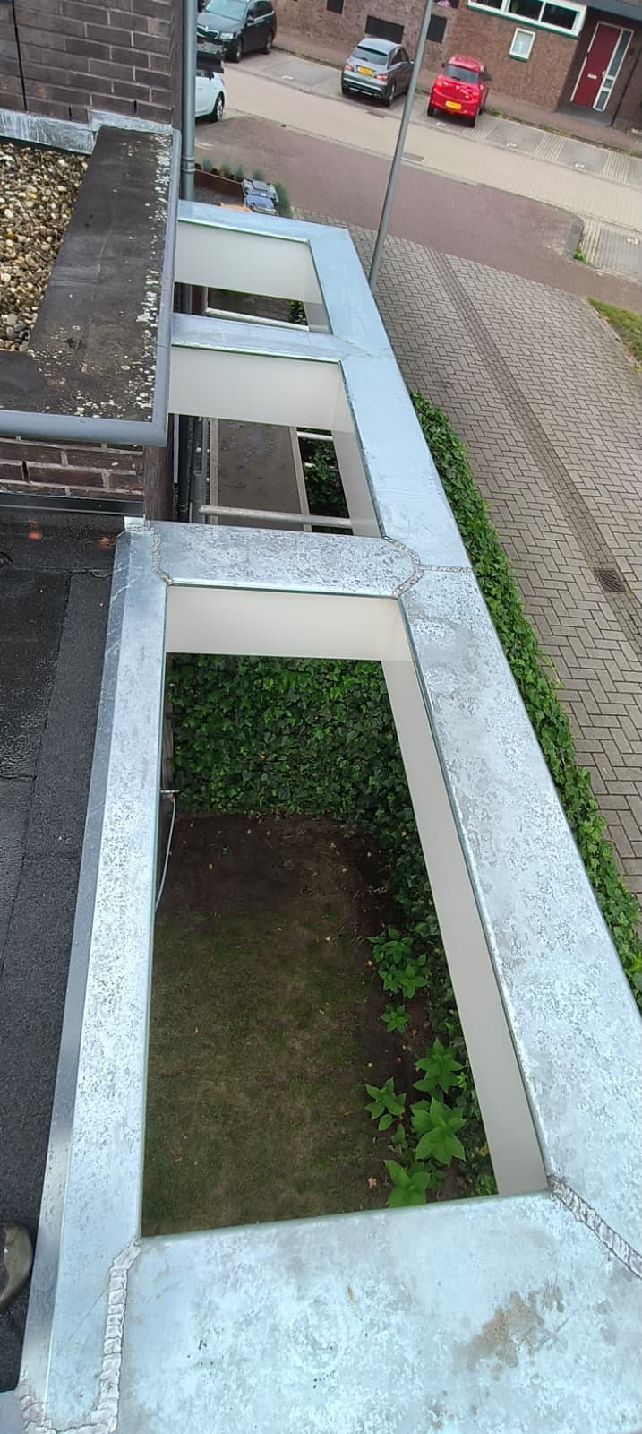 Zinken bakgoot op de rand van een plat dak, bovenaanzicht