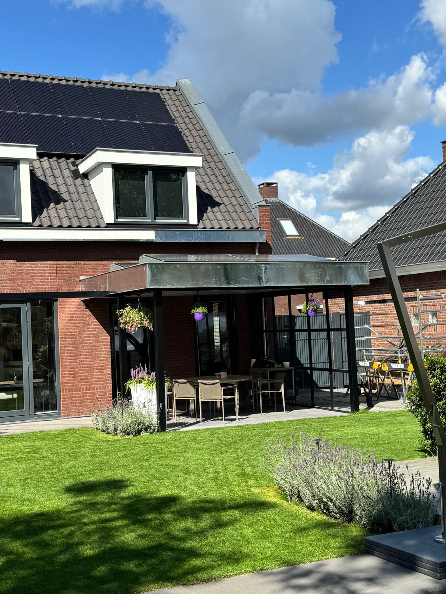Zinken dakrand langs een platte overkapping bij een moderne woning