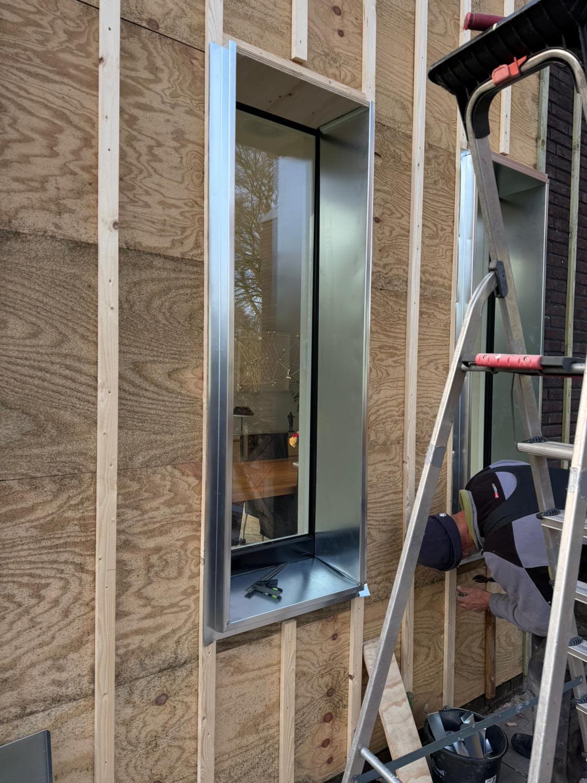 Zinken bekleding rondom een kozijnopening tijdens de montage